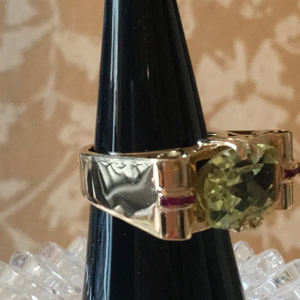 Elegant 14k Gold Gemstone Ring with a beautiful faceted Peridot & Rubies - Picture 5 of 16